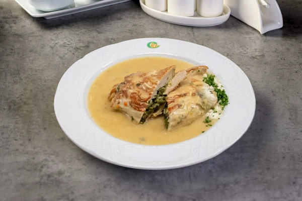 PUNJENA PUREĆA PRSA SA ŠPINATOM I GRATINIRANA S UMAKOM OD 4 VRSTE SIRA